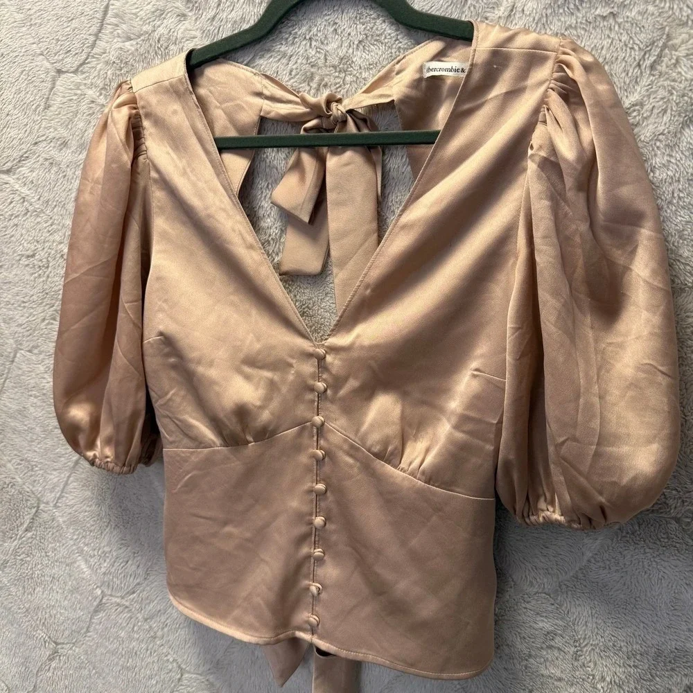 Abercrombie & Fitch Satin‎ Blouse M Champagne Beige Puff Sleeve Tie Back V-Neck